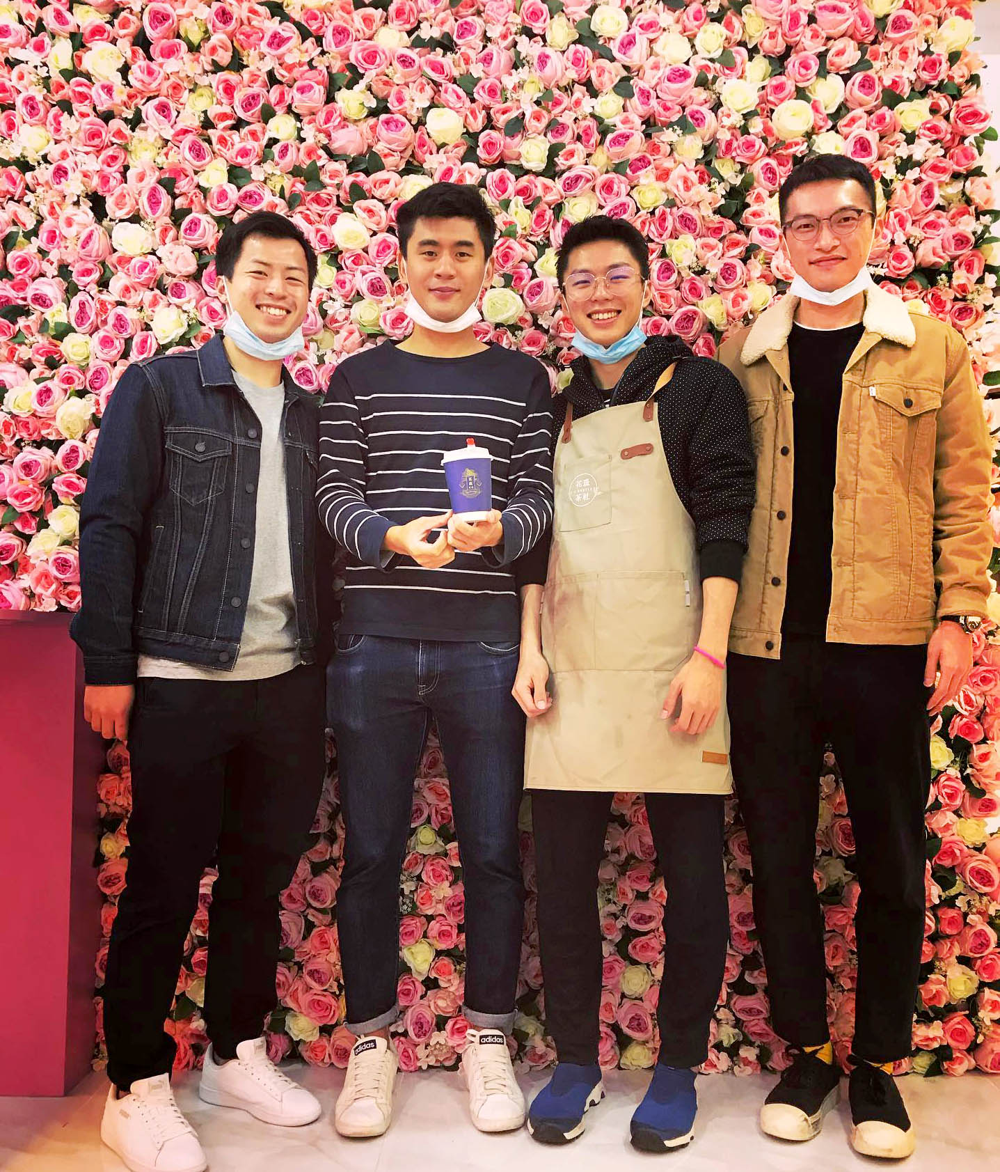 隊友李晉熙(左1)、唐智朗(左2)、伍家朗(右1)來到譚進希的台式飲品店。